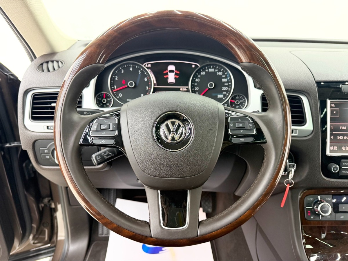 Volkswagen Touareg 2015 car image #11