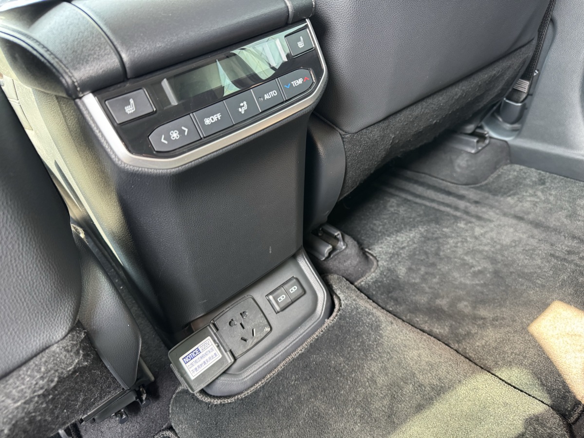 Toyota Highlander 2024 car image #11