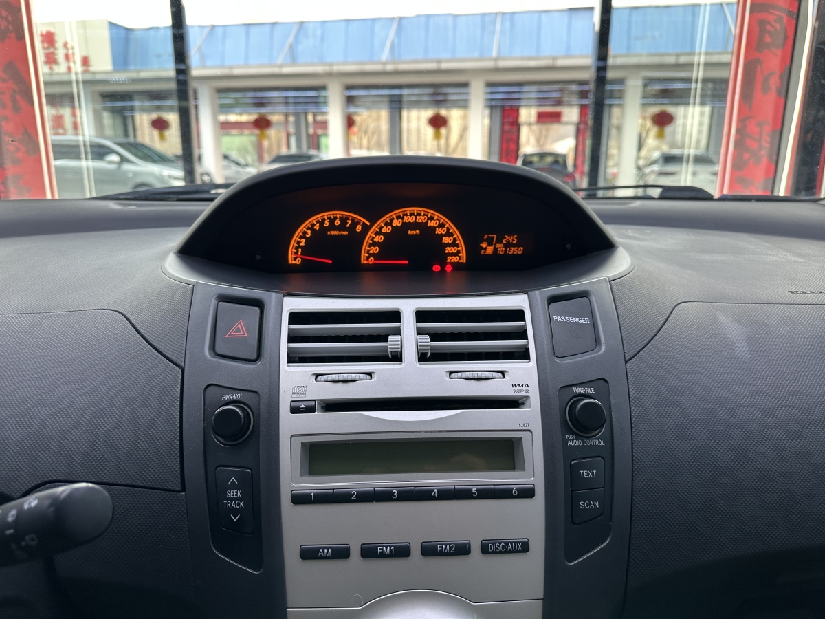 Toyota Yaris 2010 car image #11