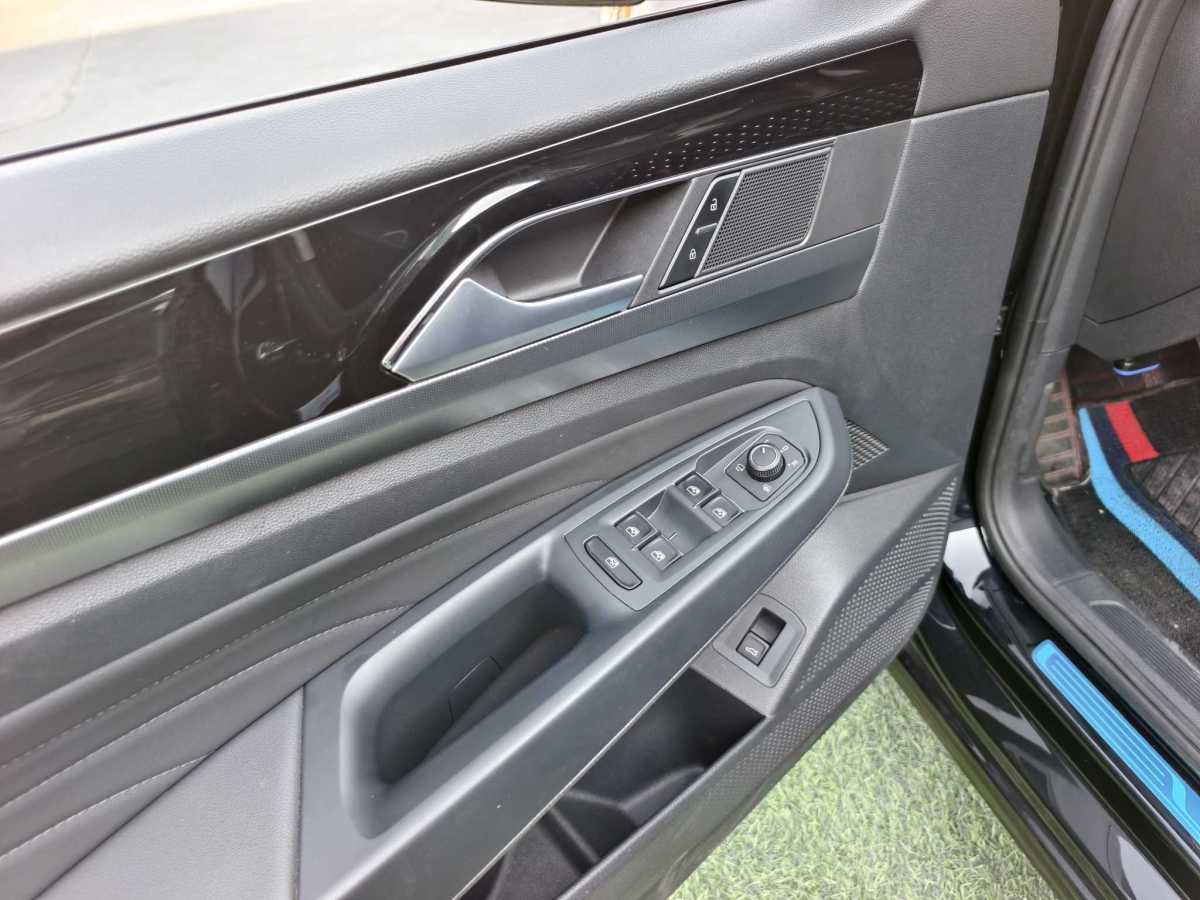 Volkswagen Passat 2023 car image #11