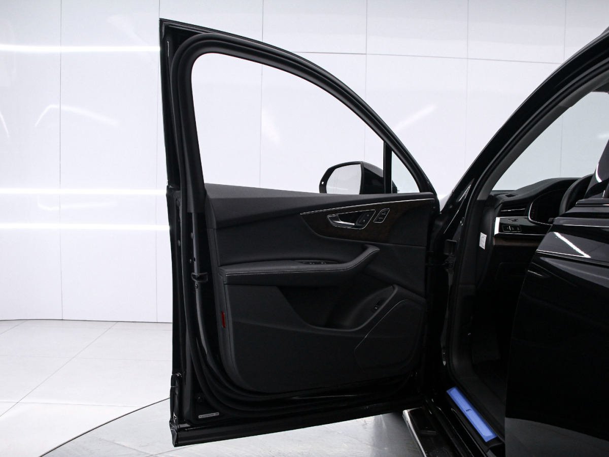 Audi Q7 2024 صورة سيارة #11