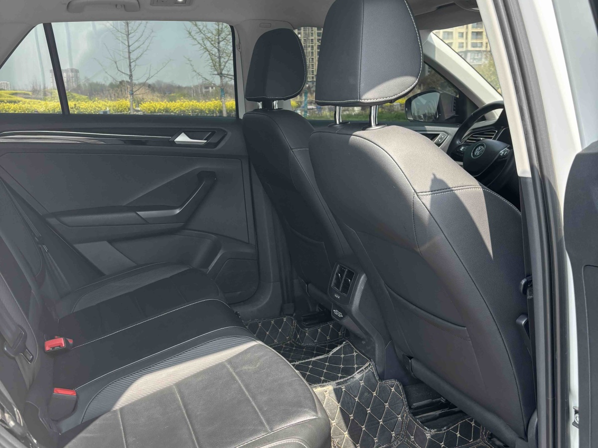 Volkswagen T-Roc 2019 car image #11