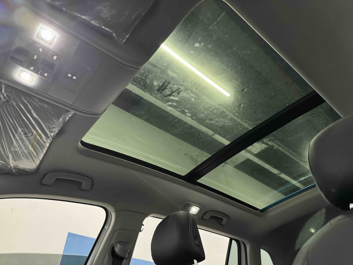 Volkswagen Tiguan L 2024 car image #11