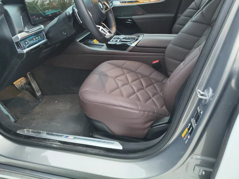 BMW i7 M70L 2023 car image #11
