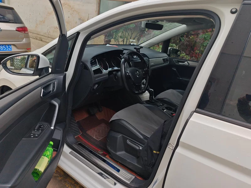 Volkswagen Touran 2018 car image #11