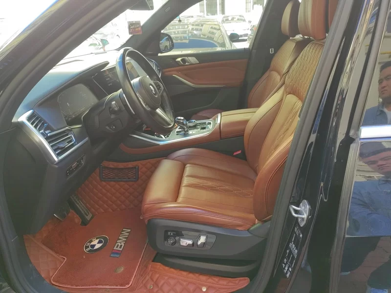 BMW X7 M60i 2021 car image #11