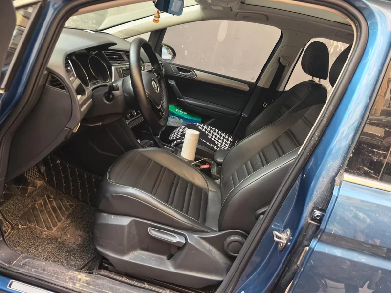 Volkswagen Touran 2018 car image #11