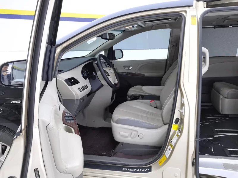 Toyota SIENNA 2013 car image #11