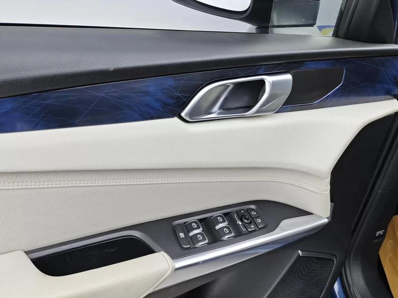 Lynk & Co 01 2018 #11 Lynk & Co 01 2018 car image #11