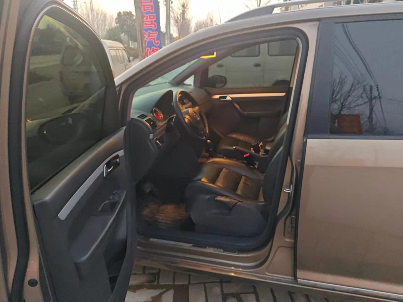 Volkswagen Touran 2015 car image #11