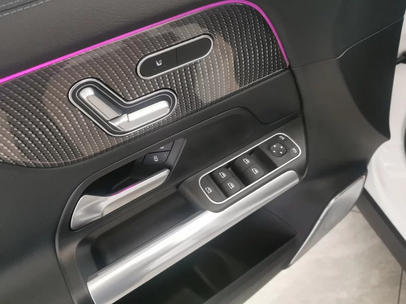 Mercedes-Benz GLA Class 2023 imagen de coche #11