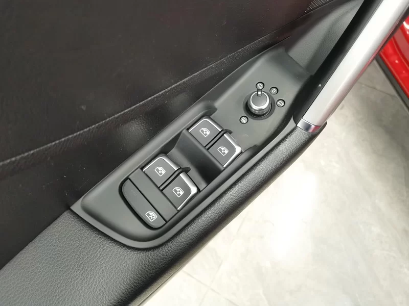 Audi Q2L 2020 car image #11