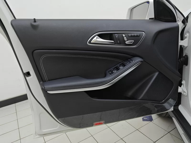 Mercedes-Benz GLA Class 2018 car image #11