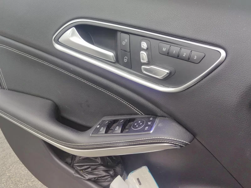 Mercedes-Benz GLA Class 2018 car image #11