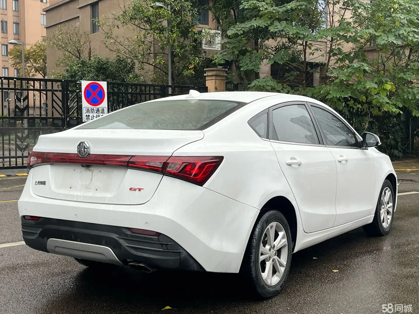 MG GT 2016 car image #11