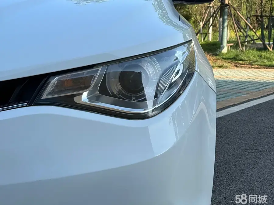 MG GT 2014 car image #11