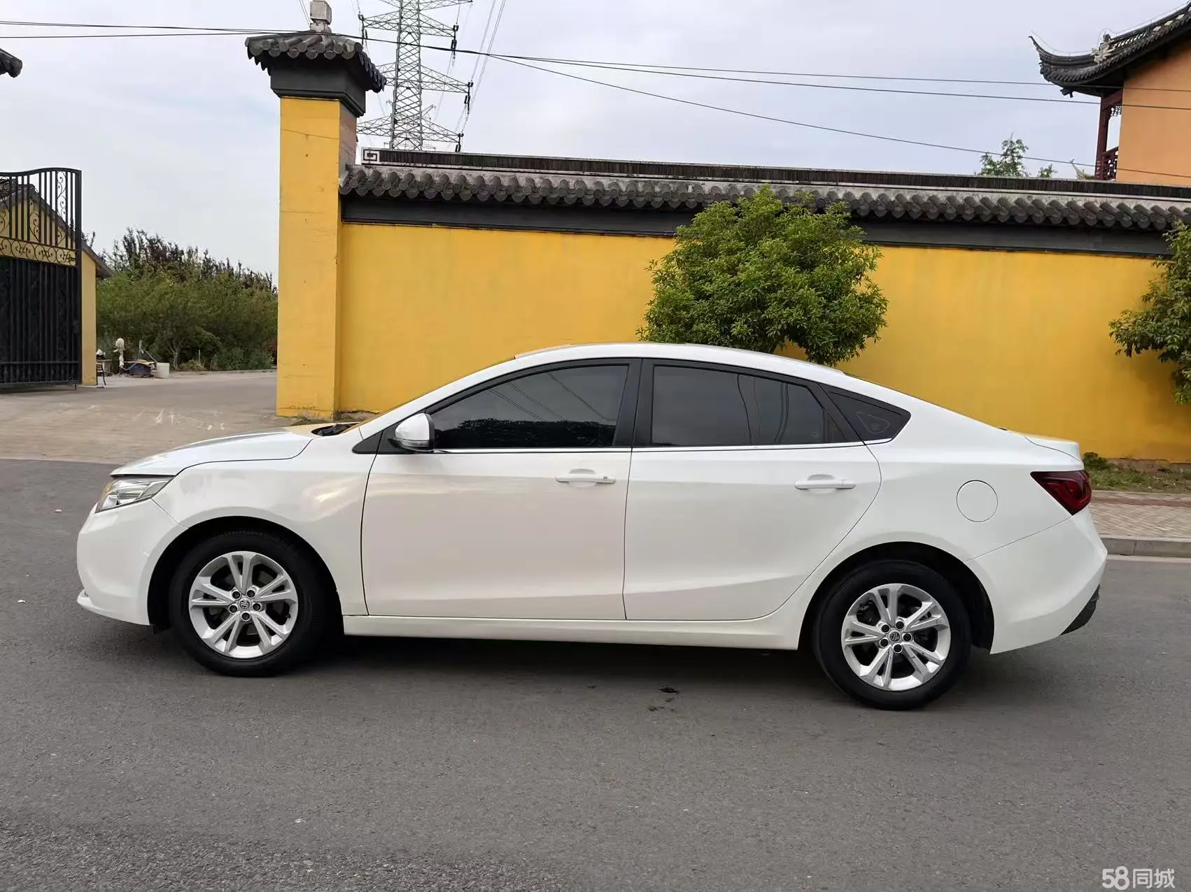 MG GT 2016 car image #11