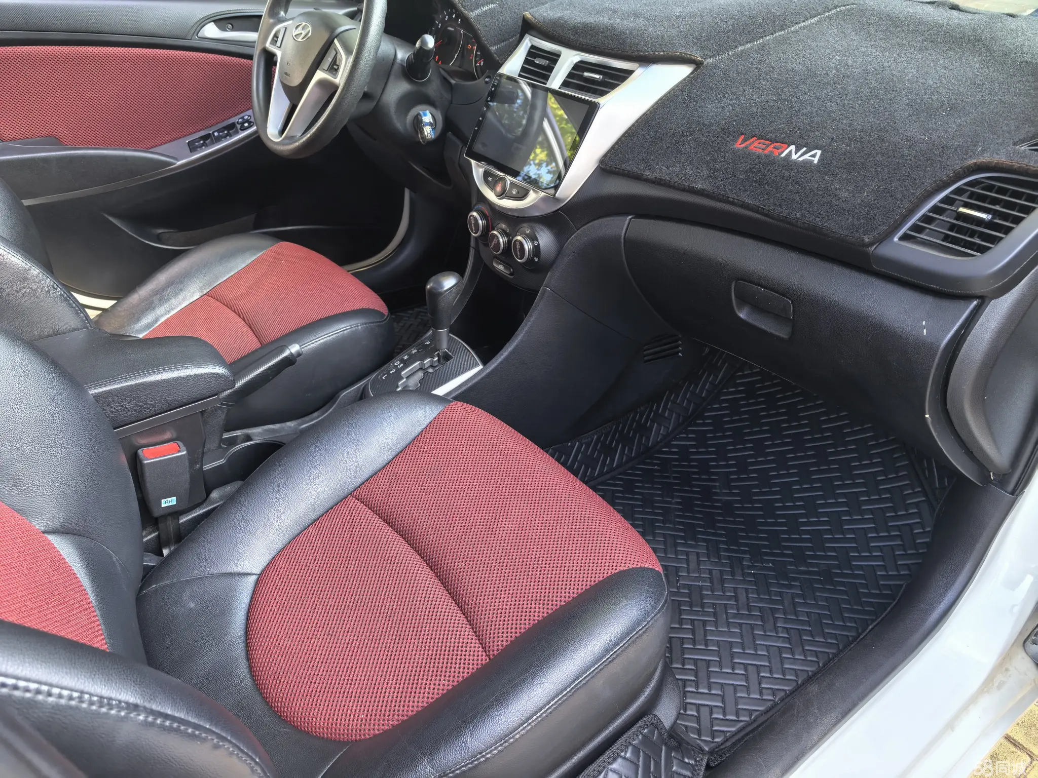 Hyundai Reina Hatchback 2015 car image #11