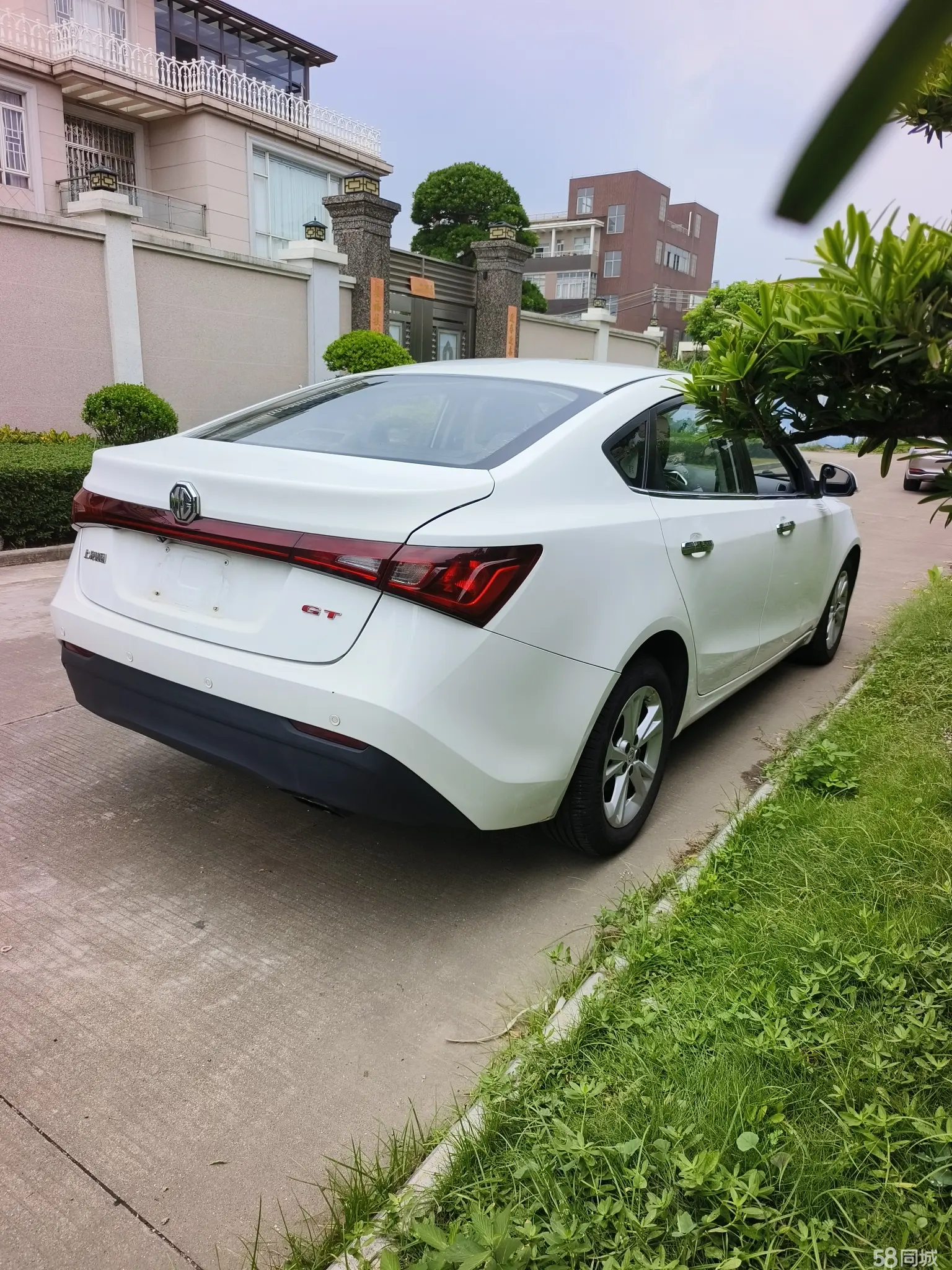 MG GT 2015 car image #11