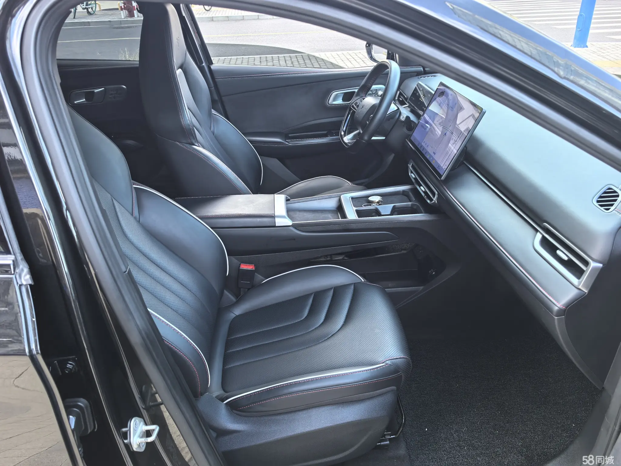 哪吒汽车 哪吒X 2024 汽车图片 #11