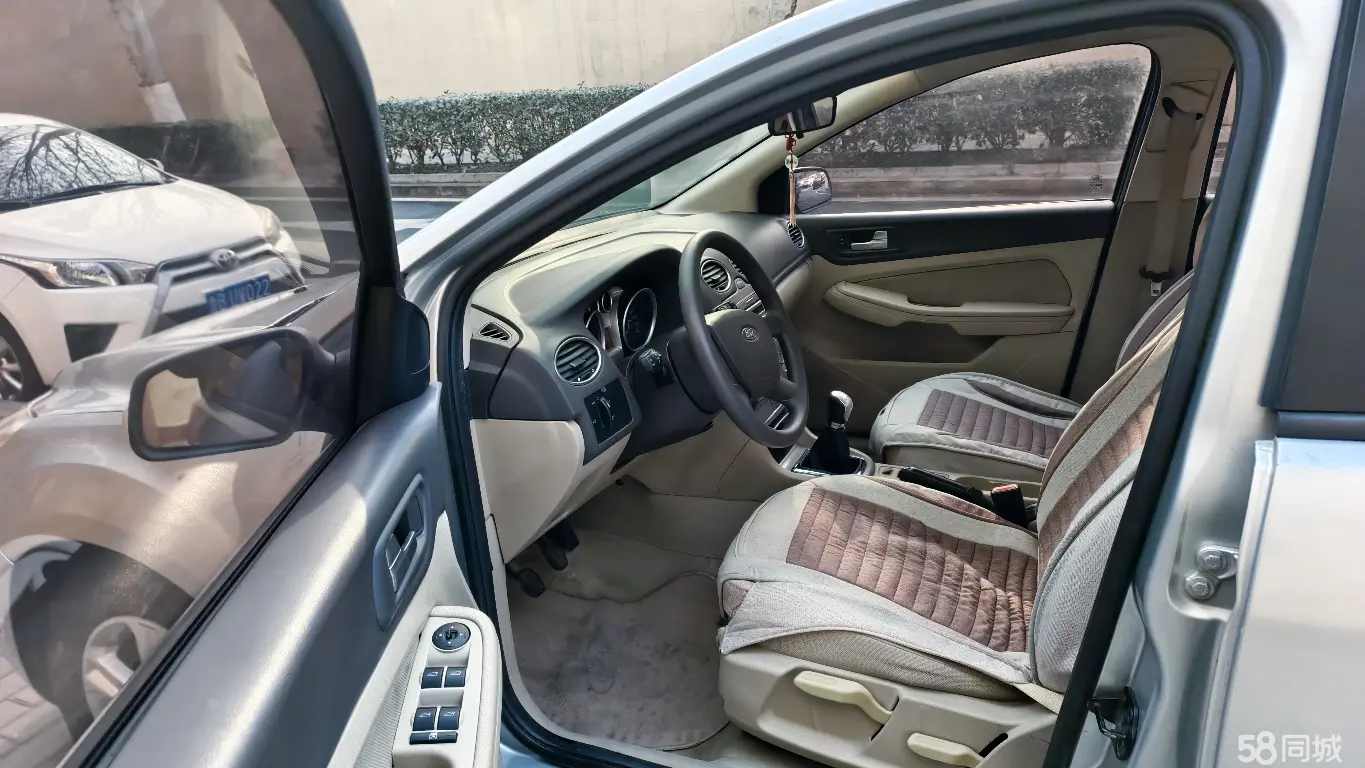 Ford Focus 2010 car image #11