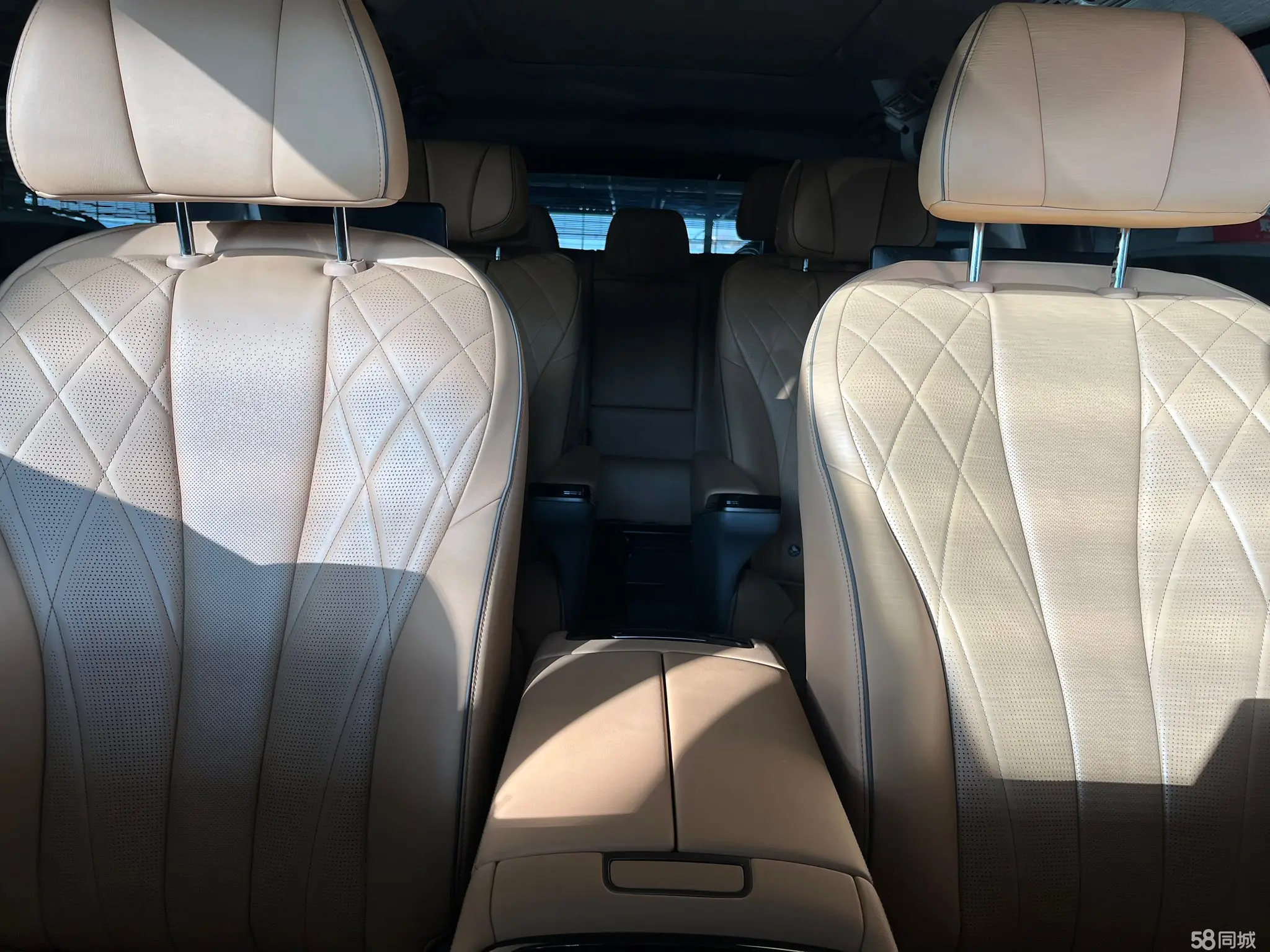 Denza D9 2023 car image #11