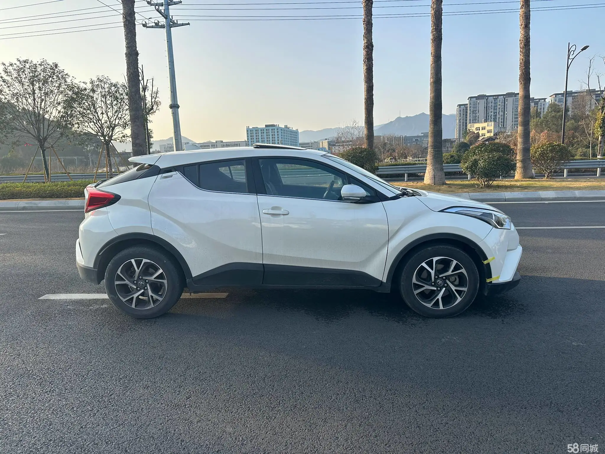 Toyota C-HR 2020 car image #11