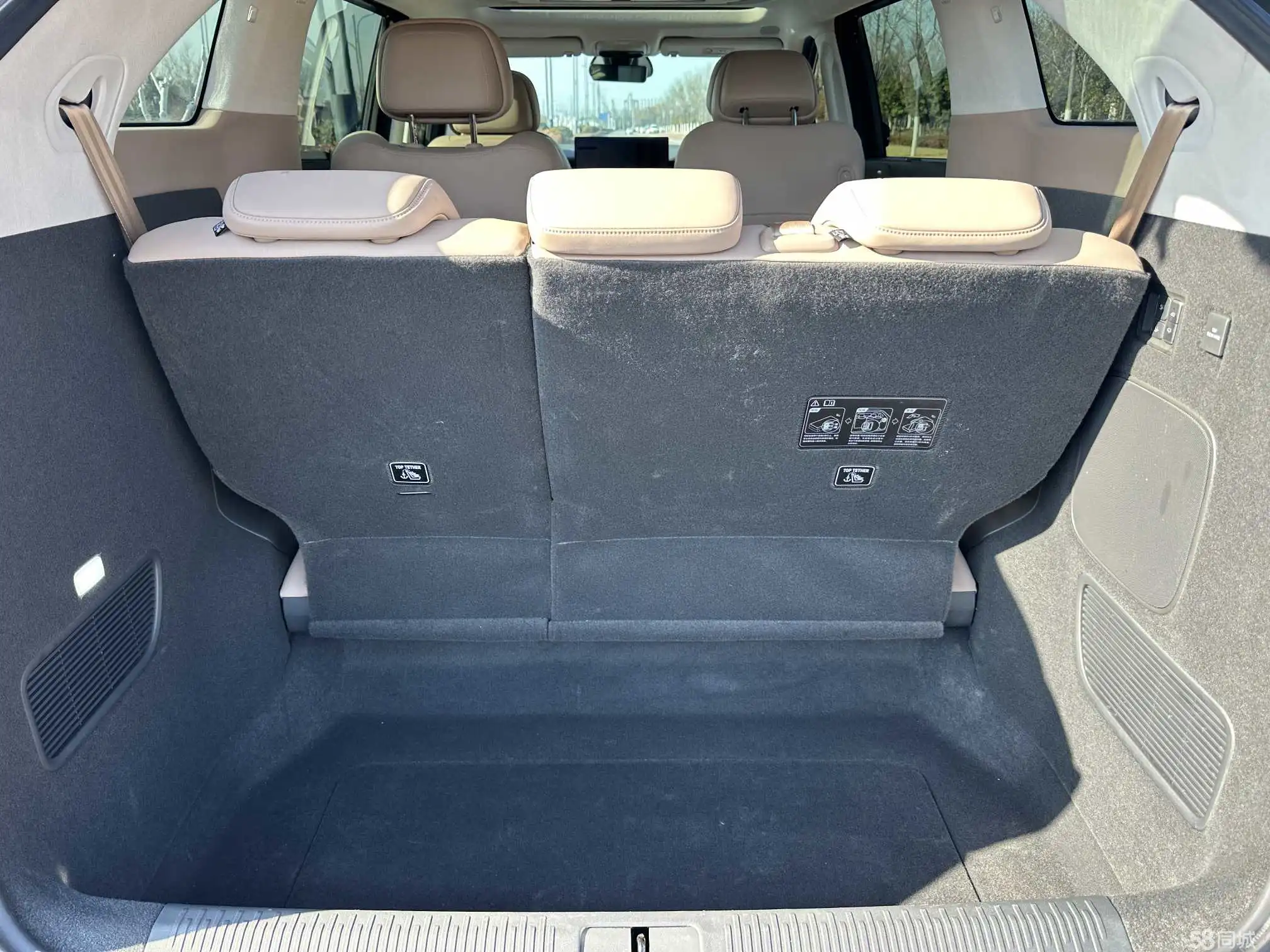 Xpeng X9 2025 car image #11