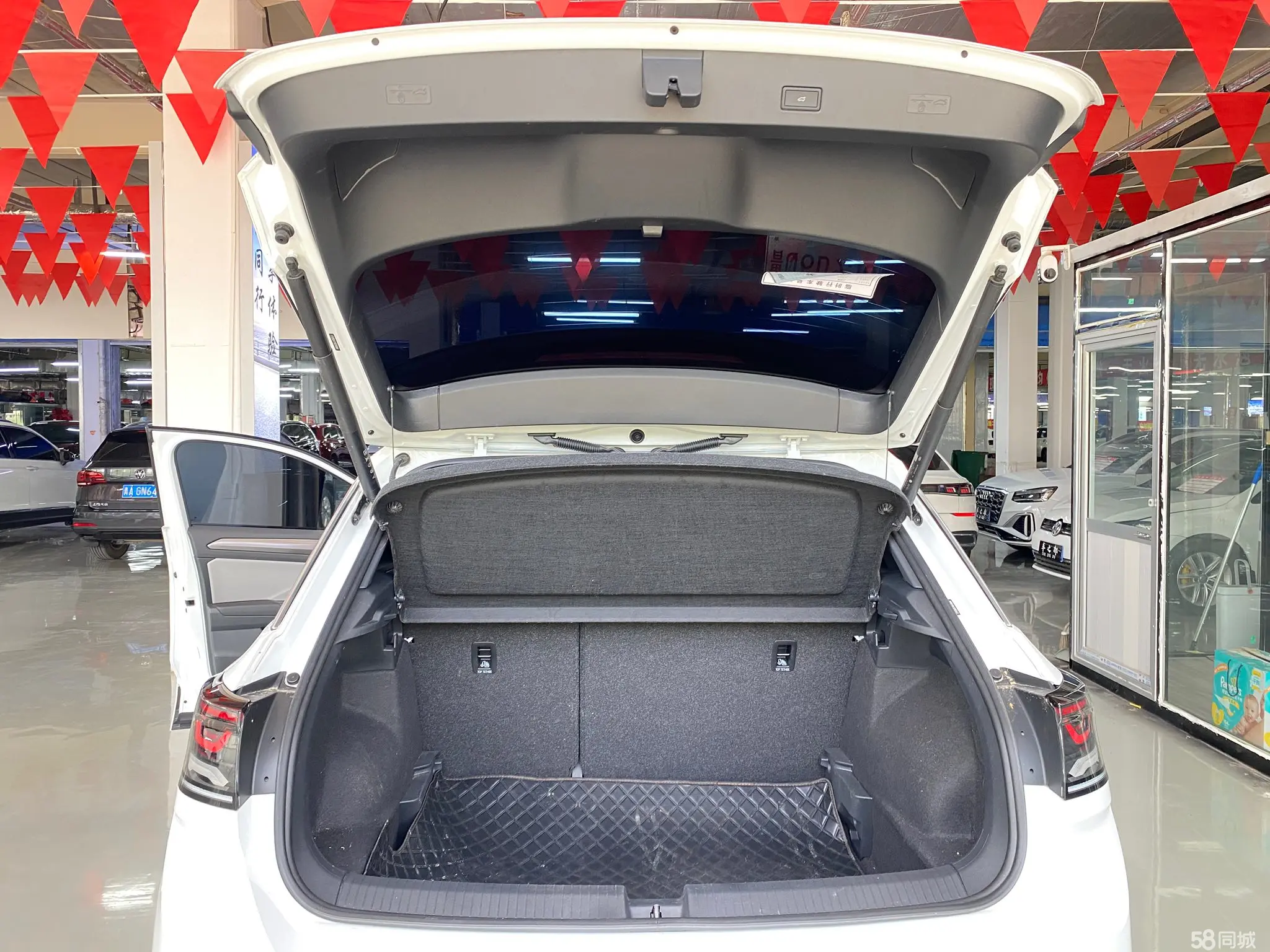 Volkswagen T-Roc 2024 car image #11