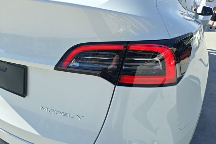 Tesla Model Y 2022 car image #8