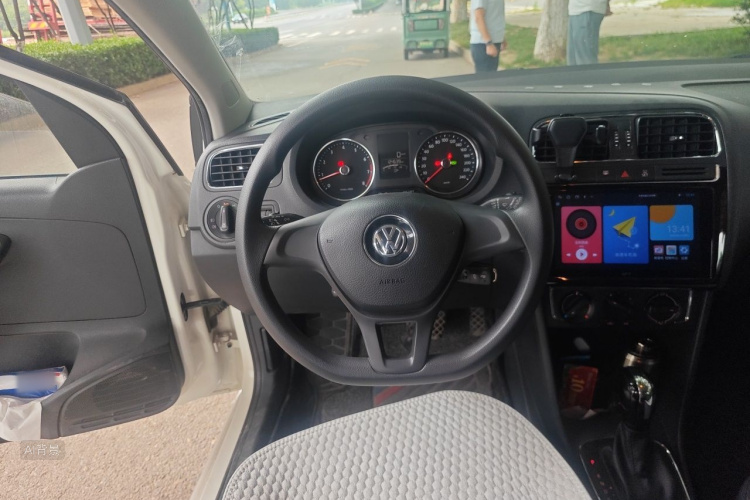 Volkswagen Polo 2015 #12 Volkswagen Polo 2015 car image #12
