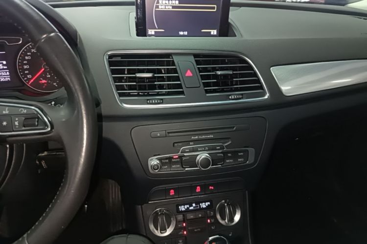 Audi Q3 2015 car image #13