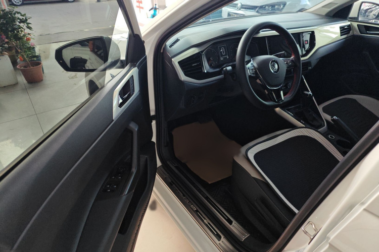 Volkswagen Polo 2020 car image #9