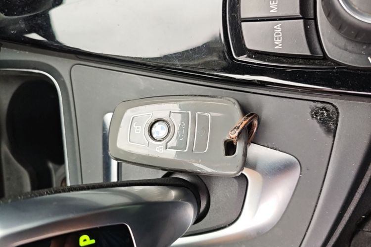 BMW 3 Series 2018 #9 BMW 3 Series 2018 car image #9