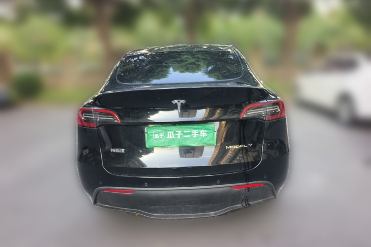 Tesla Model Y 2023 #4 Tesla Model Y 2023 car image #4