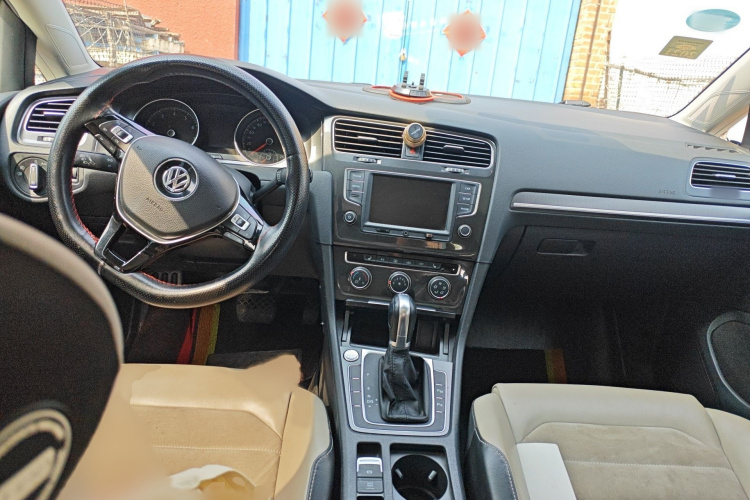 Volkswagen Golf 2017 car image #12