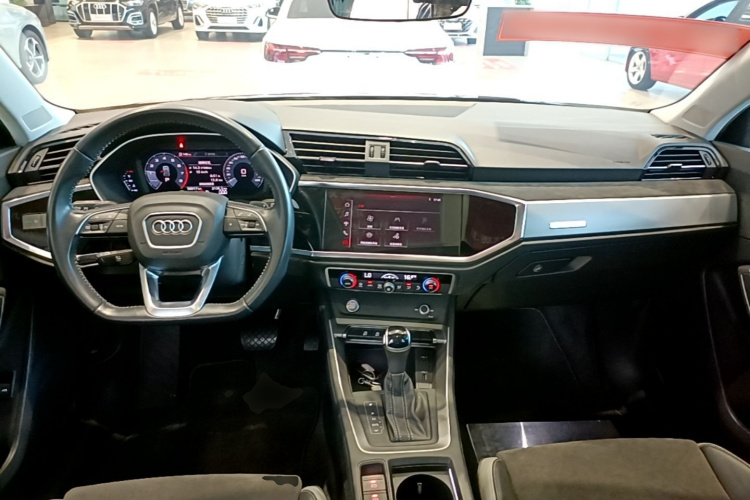 Audi Q3 2020 car image #11