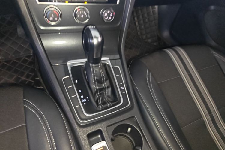 Volkswagen Golf 2018 car image #14