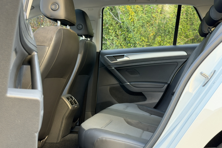 Volkswagen Golf 2018 car image #14