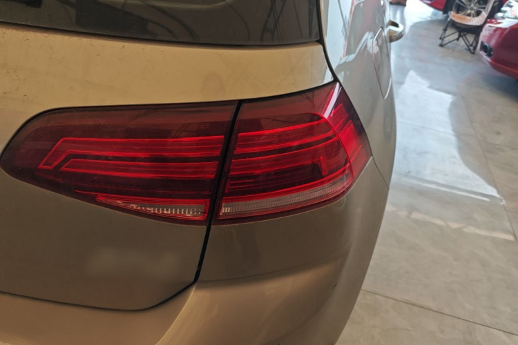 Volkswagen Golf 2020 car image #8