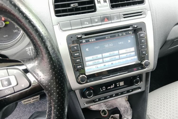 Volkswagen Polo 2015 car image #13