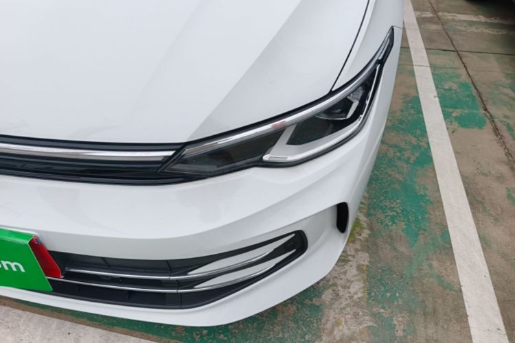 Volkswagen Golf 2025 car image #23