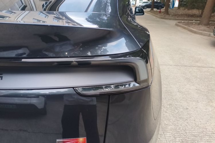 Tesla Model Y 2025 #8 Tesla Model Y 2025 car image #8