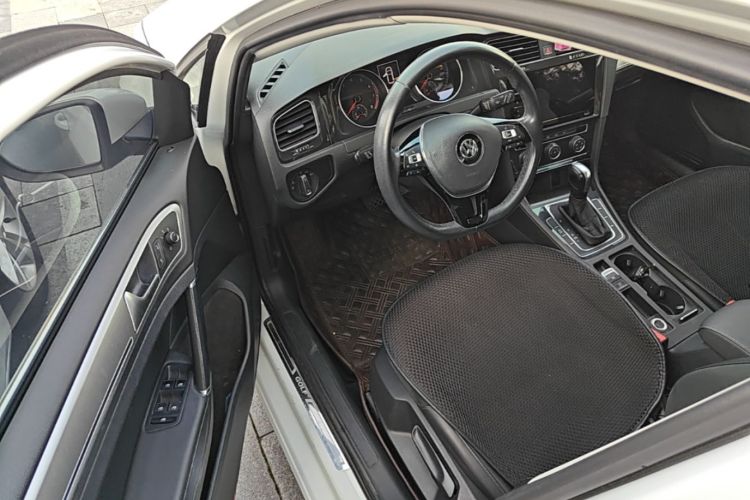 Volkswagen Golf 2020 car image #16