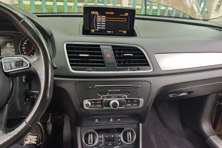 Audi Q3 2017 car image #15