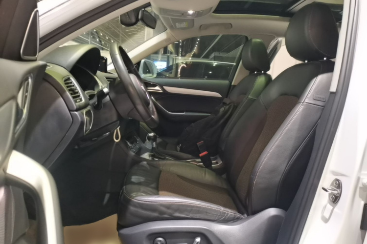 Audi Q3 2018 car image #19