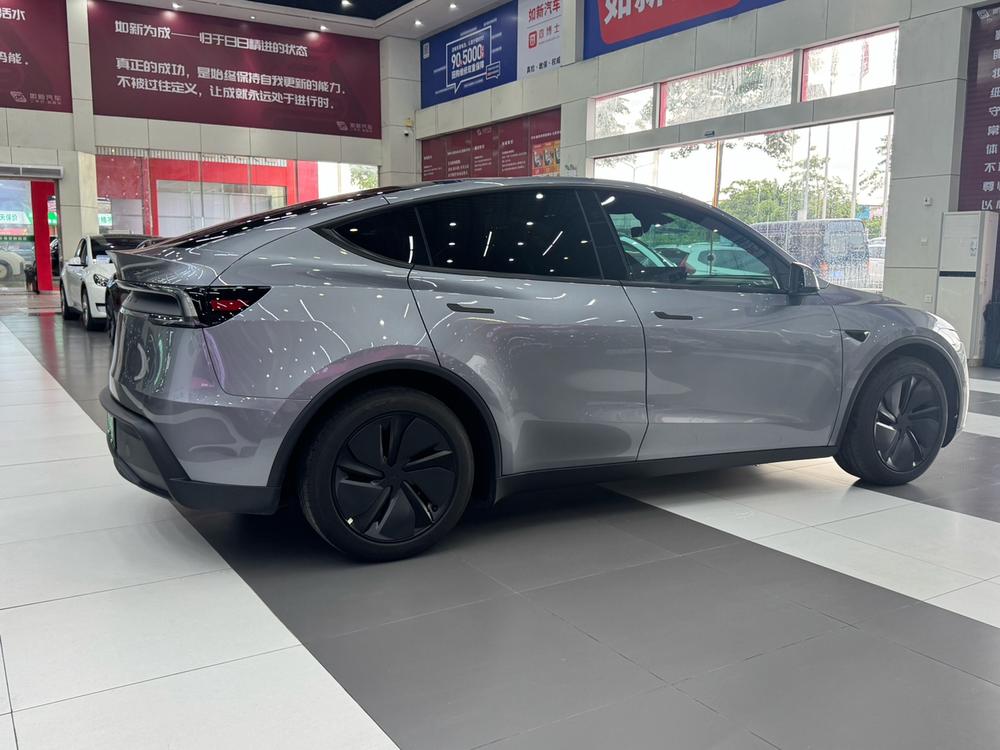 Tesla Model Y 2026 #6 Tesla Model Y 2026 car image #6