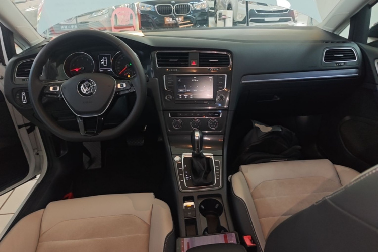 Volkswagen Golf 2017 car image #10
