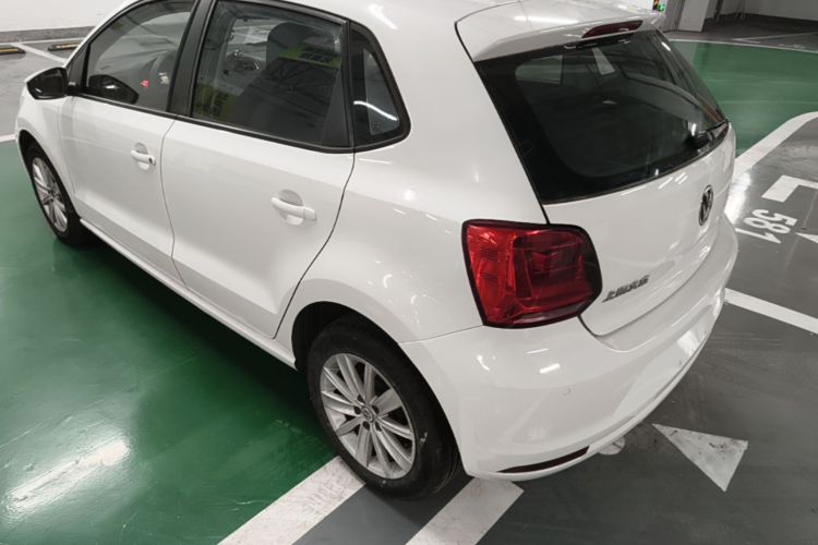Volkswagen Polo 2015 car image #5