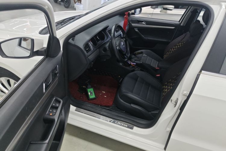 Volkswagen Lavida 2017 car image #16